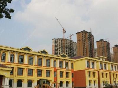 男子堵小区门卖装修材料,比市场价高近一倍,业主不买休想上楼